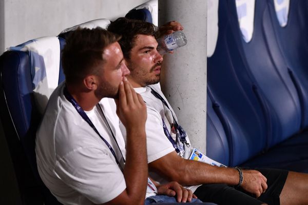 Antoine Dupont et Anthony Jelonch assistent en tribune à la défaite du Stade Toulousain à Bayonne.