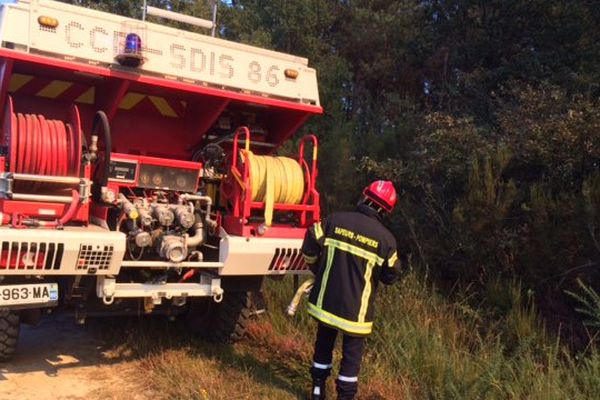 L'un des camions du Sdis 86 qui combat l'incendie