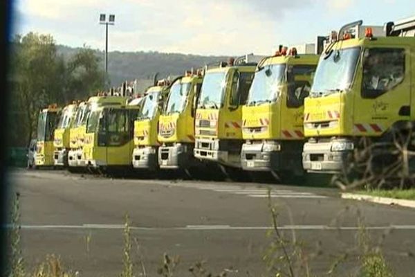 Les camions de la Métro à l'arrêt