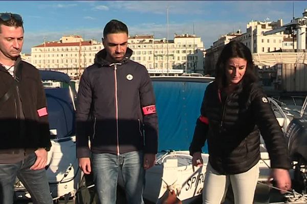 Les trois policiers se sont mis à l'eau pour sortir un homme qui se noyait au pied d'une panne du Vieux-Port. Selon les pompiers arrivés peu après, l'intervention des fonctionnaires a été décisive. L'homme n'aurait pas tenu quelques minutes de plus. Il a été sorti des eaux inconscient et en hypothermie. 