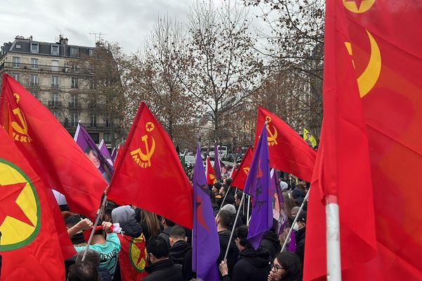 Des centaines de personnes s'étaient rassemblées place de la République en hommage aux victimes de la rue d'Enghien à Paris.