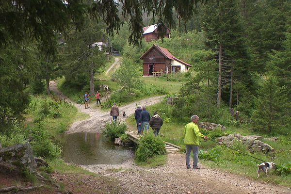 Les habitants du Poursollet, hameau isérois, sont excédés par l'afflux de randonneurs et les incivilités.