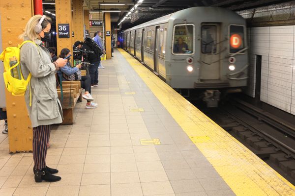 Les deux artistes ont été happés par une rame de métro comme celle-ci à la station Utica de New-York (Etats-Unis).