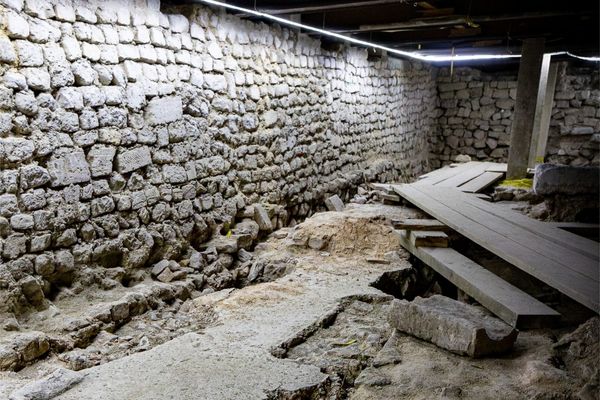 Le lieu où aurait été baptisé Clovis se trouve dans les tréfonds de la cathédrale de Reims.