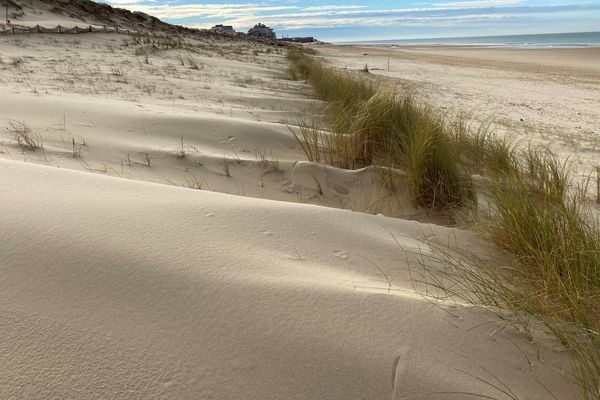 La montée des eaux fait reculer les dunes.