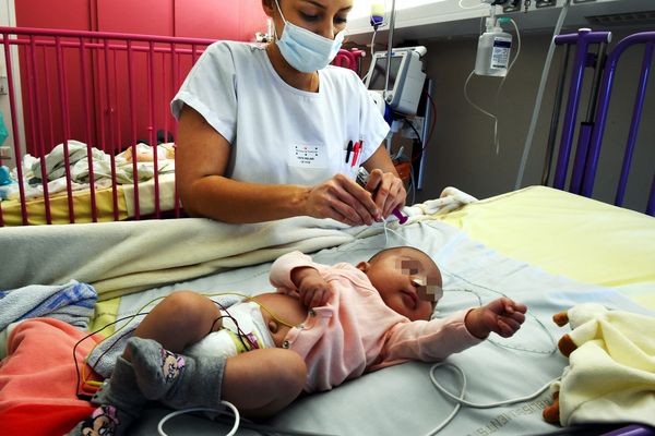 Un Covid en pleine remontée, une grippe précoce et ascendante et une bronchiolite à des niveaux records depuis plus de 10 ans percutent simultanément un système de santé déjà très éprouvé.