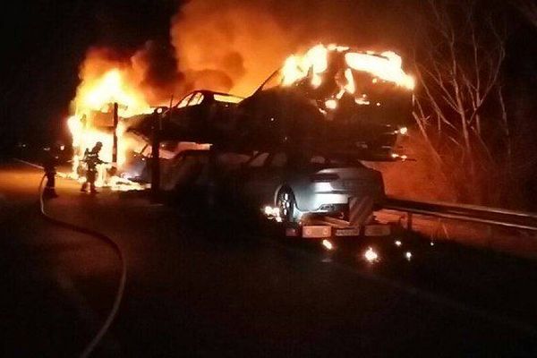 Le camion en feu transportait des voitures d'occasion