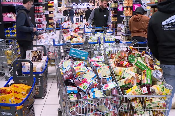 Dans les hypermarchés français, de nombreux aliments vendus proviennent de l'Union européenne ou d'autres continents, alors qu'ils sont cultivés en France. 