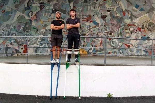 Thibault et Nicolas vont parcourir près de 300 kilomètres en échasses pour récolter des fonds pour le téléthon.