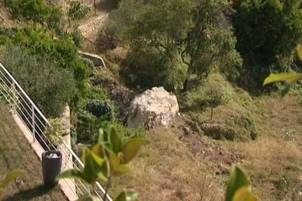 Le rocher de 10m3 est tombé ans un jardin à Villefranche-sur-mer