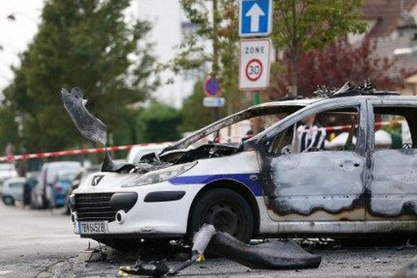 La voiture des policiers attaquée à Viry-Châtillon