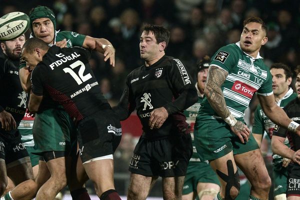 Le centre Benson Joel Williams Stanley fait une passe lors du match de la Section Paloise et le Stade Toulousain au Stade du Hameau le 7 janvier 2018. 
