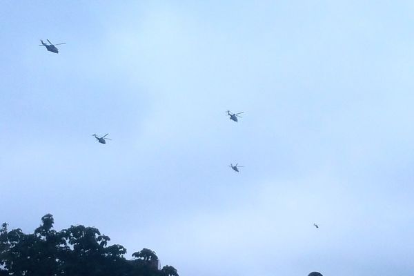 Plusieurs hélicoptères militaires ont survolé la ville pendant la matinée. 