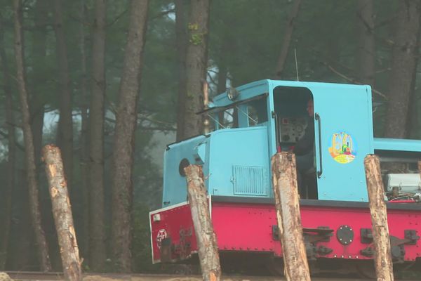 Le petit train de Saint-Trojan, rouge et bleu, est l'un des emblèmes touristiques de l’île d’Oléron.