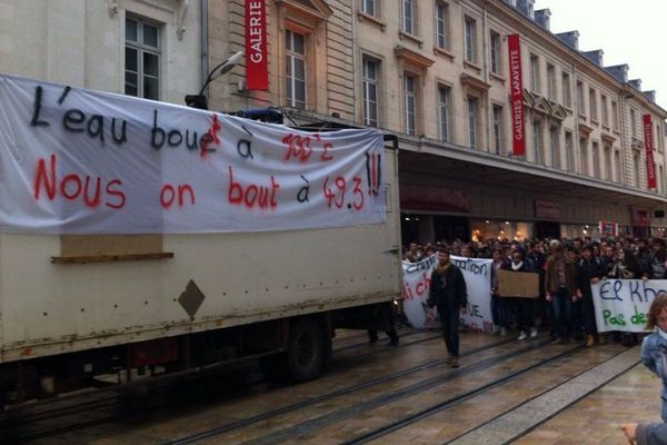 Utilisation du 49-3 :  500 étudiants dénoncent un "déni de démocratie"  à Tous (Indre-et-Loire)