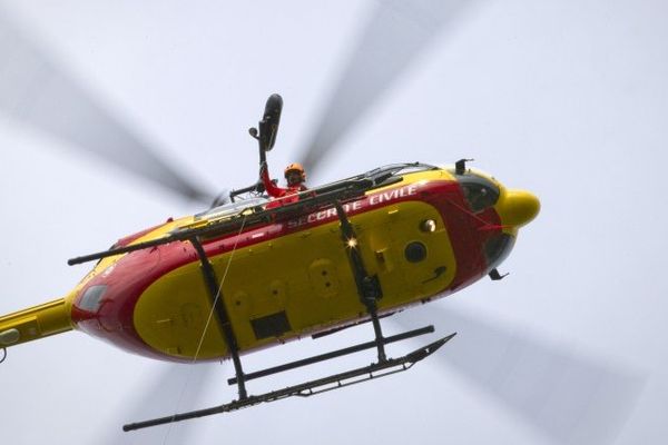 Hélitreuillage à bord d'un hélicoptère EC145 de la Sécurité Civile (Illustration)