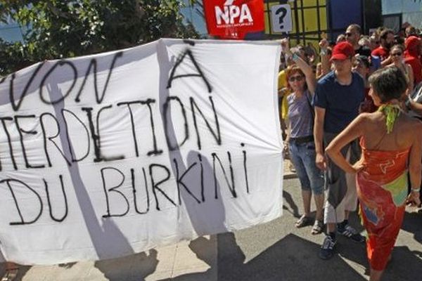 Des militants du NPA manifestent contre les arrêtés anti-burkini à Leucate, dans l'Aude - 25 août 2016