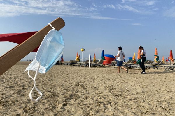 Un sous-variant du Covid-19 vient d'être détecté en France : Pirola est davantage mutagène que les précédentes versions du virus (photo d'une plage le 25 août, image d'illustration).