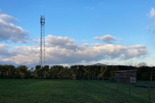 Vouillé : des riverains se mobilisent pour le retrait d'une antenne Free installée à moins de 150 mètres des habitations.