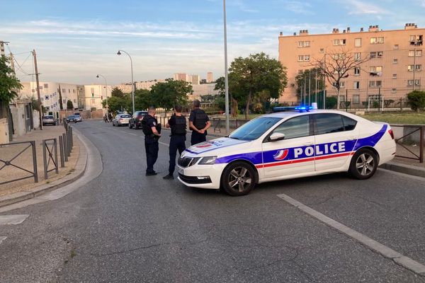 La police a mis en place un périmètre de sécurité après l'agression au couteau d'un parent d'élève devant le collège Sévigné, dans le 13e arrondissement de Marseille.