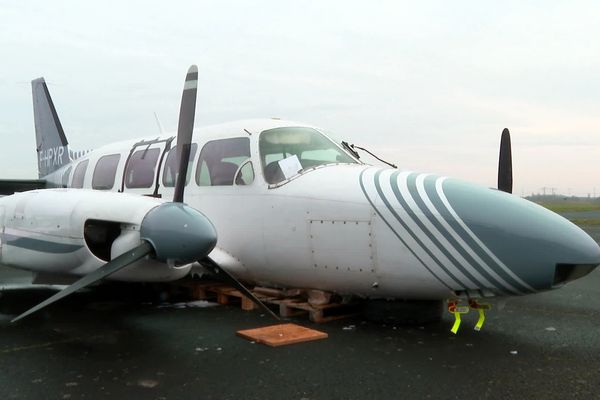 Voici l'avion qui s'est posé sans train d'atterrissage ce samedi 13 janvier sur l'aéroport de La Rochelle.