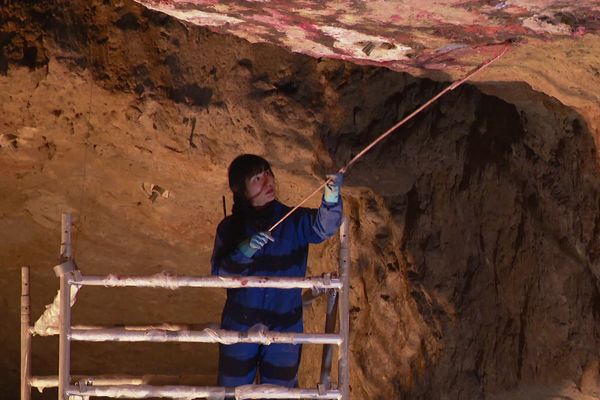 Makiko Furuichi crée ses peintures rupestres dans les caves Ackerman à Saumur.