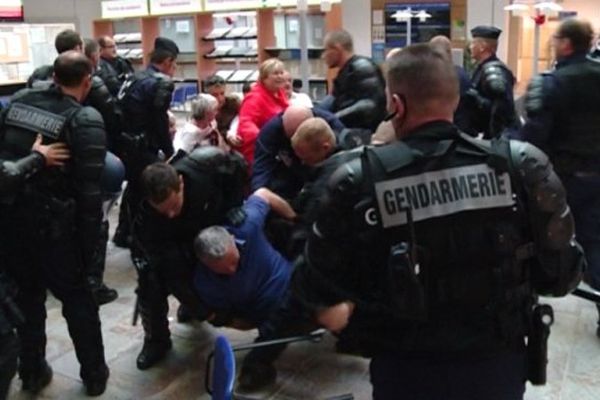 04/07/14 - Conflit de la SNCM, des socioprofessionnels corses évacués de la préfecture de Haute-Corse, à Bastia