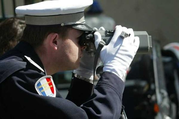 Paris : un agent de la police nationale contrôle la vitesse des automobilistes