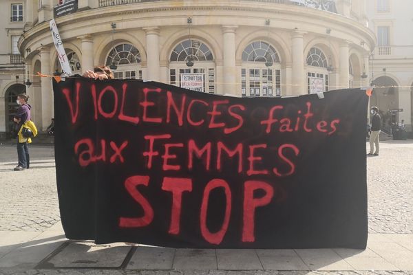 Un rassemblement a eu lieu à Rennes, contre les violences faites aux femmes. Depuis début 2021, 26 sont décédées en France, victimes de ces violences. 