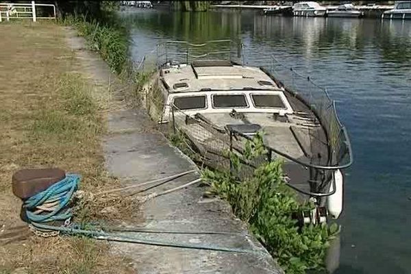 Un des bateaux abandonnés sur les berges de la Charente à Mainxe.