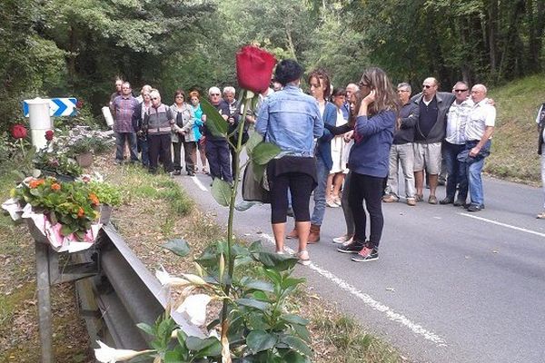 Lors de la marche blanche, parents et amis se sont recueillis sur les lieux de l'accident.