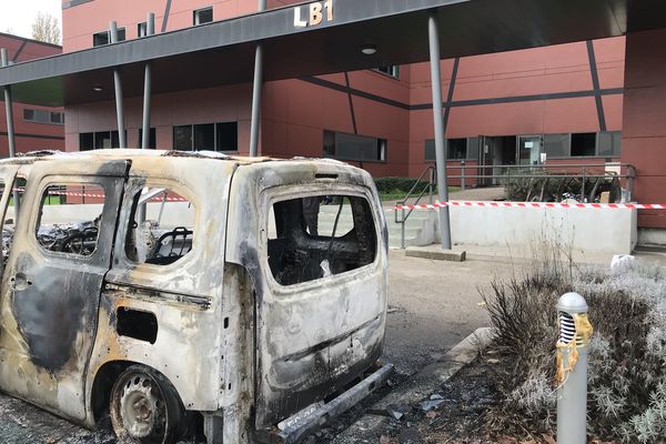 En plus des locaux en rez-de-chaussée de la PJJ à Chalon, deux de leurs véhicules ont été incendiés.