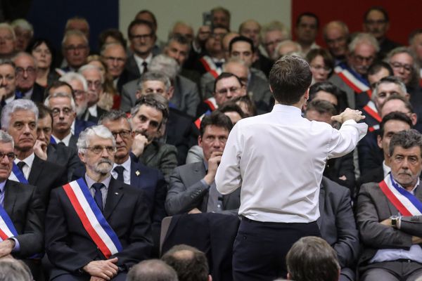 "Le grand débat national, c'est le grand blabla national qui n'a pas d'autre objectif que d'enfumer le peuple." René Revol, maire de Grabels (Hérault), France insoumise, est reparti furieux de Souillac (Lot), où Emmanuel Macron avait invité un millier d'élus locaux.