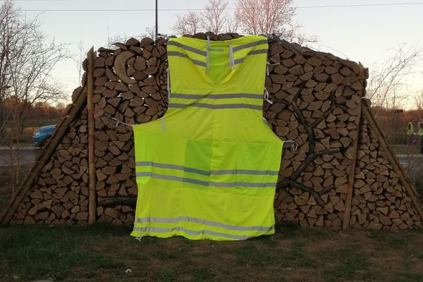 Les Gilets Jaunes affichent leur couleur à l'entrée du CHRU Minjoz