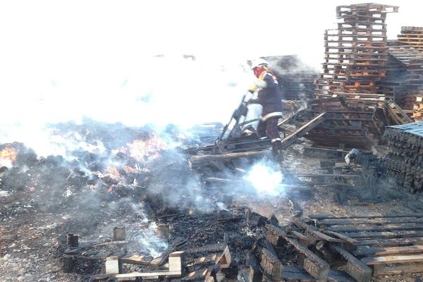 Un feu a ravagé un stock de palettes à Roquefort-des-Corbières, dans l'Aude - 17 mai 2016