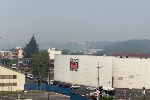 Le "brouillard" des fumées des incendies girondins au-dessus de Brive ce mardi 19 juillet dans la matinée.