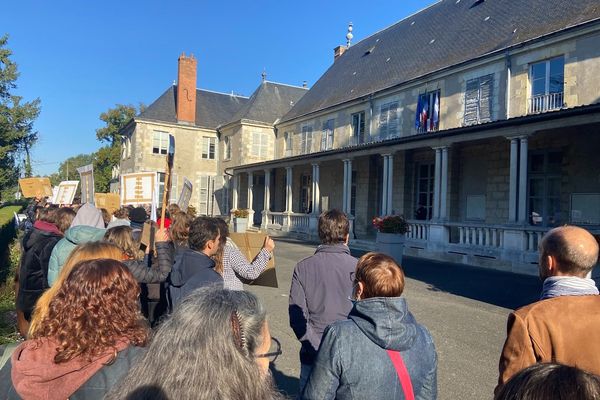 Des étudiants et personnels administratifs ont manifesté devant le siège de l'université d'Orléans vendredi 30 septembre.