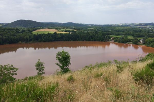 Le Gour de Tazenat en pleine période de "bloom" de cyanobactéries, en juillet 2016. 