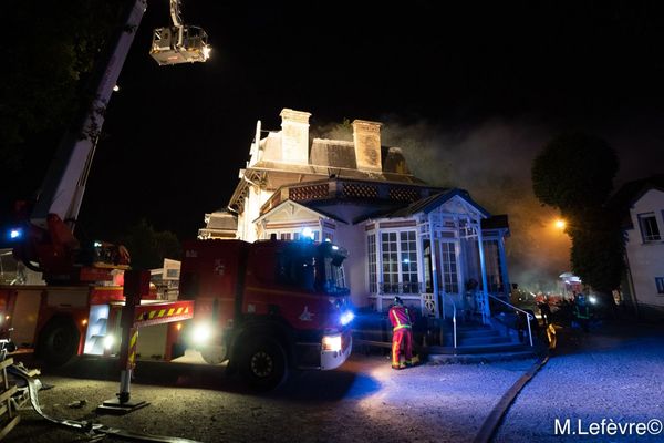 Le feu s'est déclaré dans la soirée du 24 août 2019 dans les entrepôts situés à côté de la Villa Sans-Gêne de l'association Emmaüs au Plessis-Trévise.