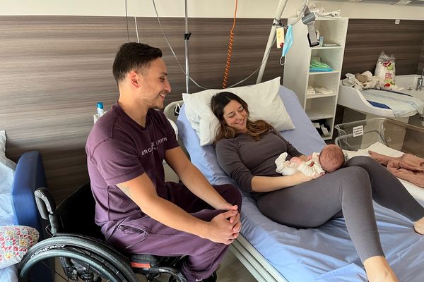 Yann et Pauline Granguillaume en joie à l'arrivée de la petite Rosie à l'Hôpital Mère-Enfant à Limoges.