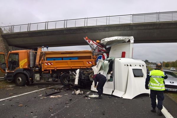 La cabine du camion a été arrachée sous le choc.