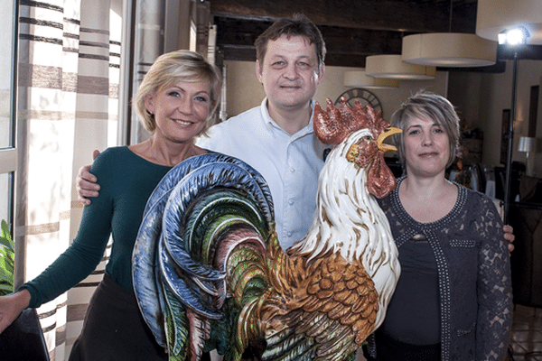 Odile Mattei en compagnie Olivier Degand, chef de L’hostellerie La Ferme du Poulet à Villefranche-sur-Saône et son épouse Catherine