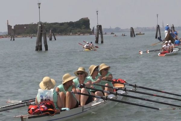 Venise : des personnes atteintes de cancer ou en rémission participent à la traversée de Venise à la rame. Elles pratiquent l’aviron dans les clubs de Blois et de Strasbourg.  4 juin 2017