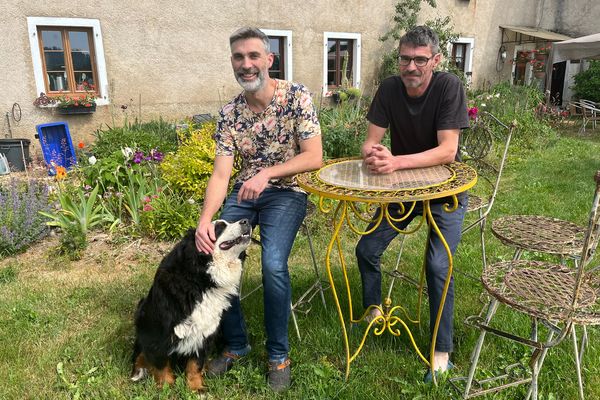 Naya, le chien de Samuel Navarro à sa droite et Jean-Louis Charbonel, qui vous accueillent à la ferme des Louisots dans le Haut-Doubs.