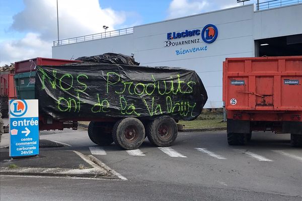 A Douarnenez les agriculteurs ont bloqué l'accès à l'hypermarché Leclerc