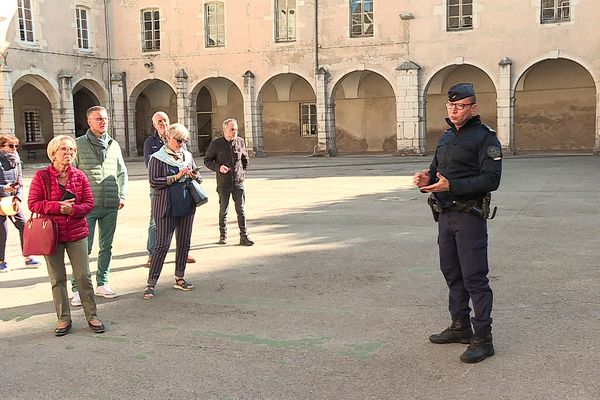 Les agents de la CRS43 font visiter leur caserne au public lors des Journées du patrimoine (Chalon-sur-Saône, 18/09/2022)