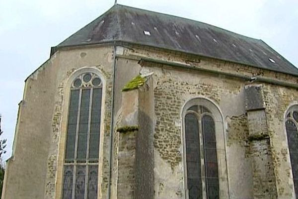 Le chevet de l'église de Mont-Saint-Sulpice, dans l'Yonne.