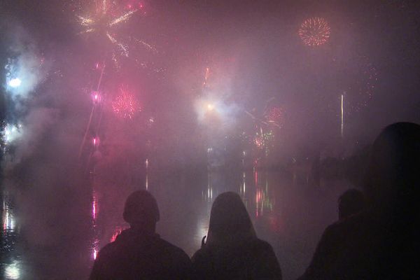 Le feu d'artifice du 14-Juillet à Dijon a été tiré au lac Kir.