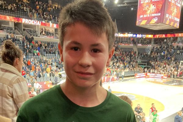 Julien, 13 ans, fait du basket à Trainou dans le Loiret.