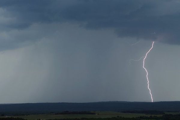 Photo prise aux environs de Fontette et Essoyes (Aube), le 08/06/2013.